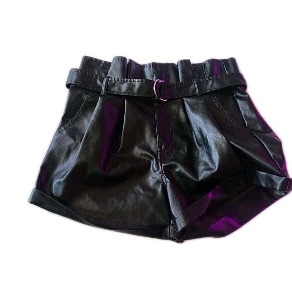 madden NYC Women’s black Faux Leather shorts size S ( 28 Inch Waist ) With Belt